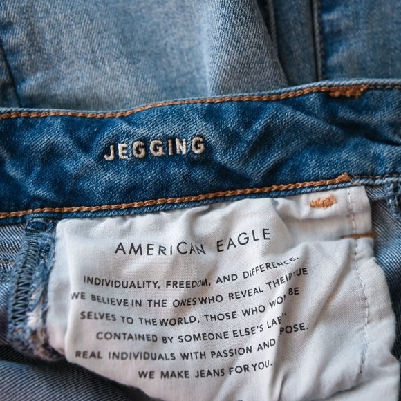 AMERICAN EAGLE Blue Distressed Frayed Hem Jegging Jeans - Size 0 - Picture 11 of 13